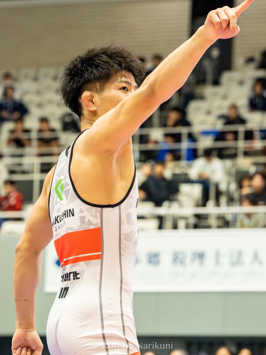 試合後に観客席を指さす清岡幸大郎